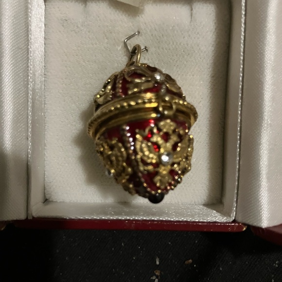Red and gold guilloche enamel egg pendent that opens up . - Picture 5 of 5